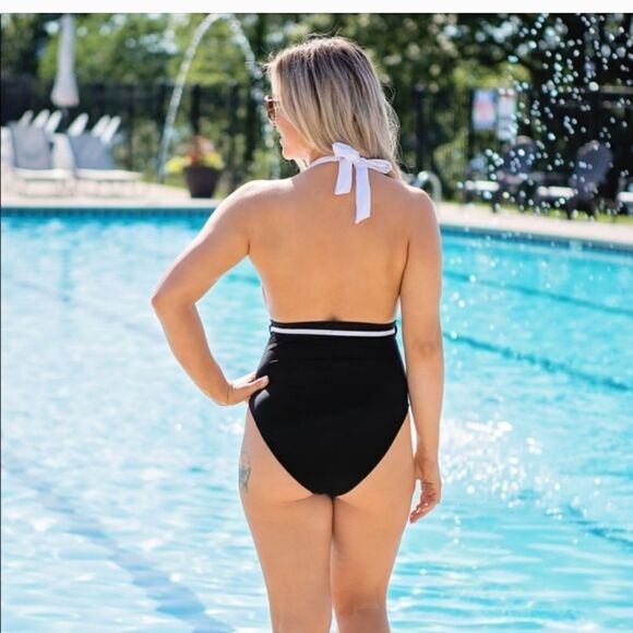 Black White Contrast V Neck Sash Tie Backless One Piece Swimsuit - Picture 4 of 5